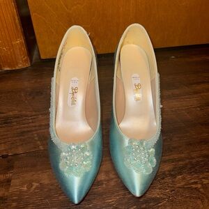 Dyeables Womens Classic Pump Shoes. Blue Embroidered.